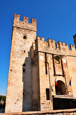 Sirmione Garda Gölü 'ndeki Scaligero kalesi İtalya