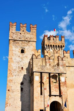Sirmione Garda Gölü 'ndeki Scaligero kalesi İtalya