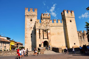 Scaligero Kalesi 'nde çok sayıda turist, 30 Ağustos 2021 Sirmione İtalya