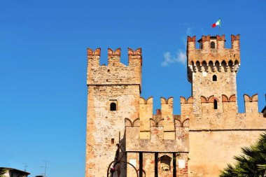 Sirmione Garda Gölü 'ndeki Scaligero kalesi İtalya