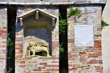 Sirmione Garda Gölü 'ndeki Scaligero kalesi İtalya