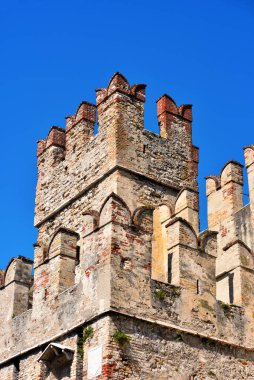 Sirmione Garda Gölü 'ndeki Scaligero kalesi İtalya