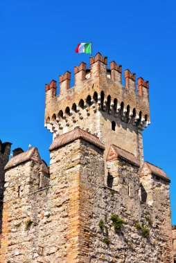 Sirmione Garda Gölü 'ndeki Scaligero kalesi İtalya