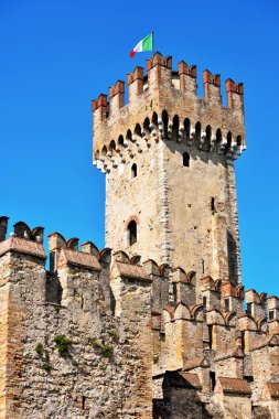 Sirmione Garda Gölü 'ndeki Scaligero kalesi İtalya