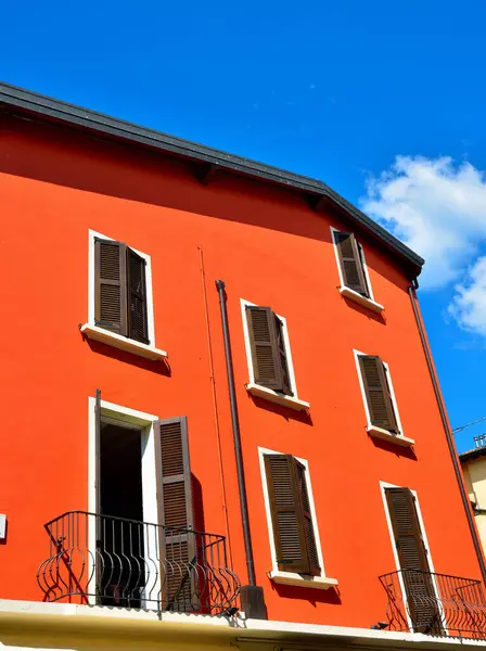 シルミオーネの特徴的な赤の家イタリア — ストック写真