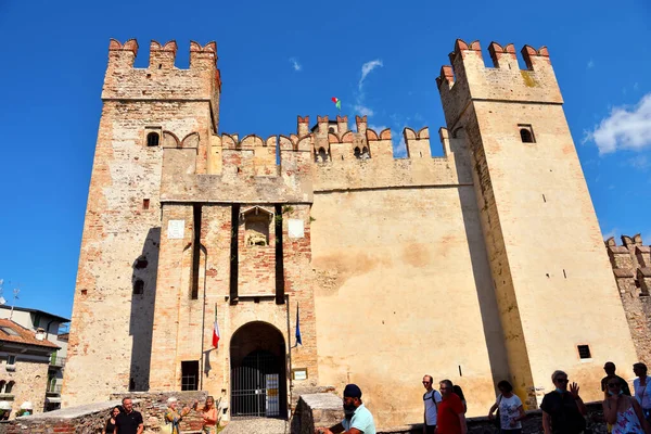 Numerosi Turisti Castello Scaligero Una Costruzione Medievale Ago 2021 Sirmione — Foto Stock