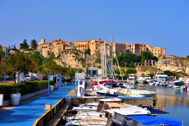 Turizm limanı ve panorama. Denize bakan kayaları olan köy. 13 Eylül 2021 Tropea İtalya.