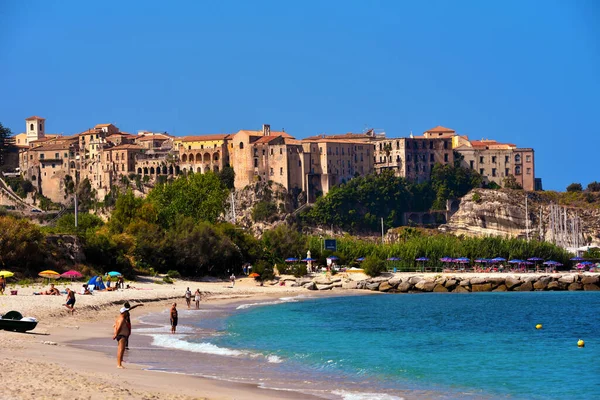 Песчаный Пляж Паргелии Купальщиками Сентября 2021 Тропеа Италия — стоковое фото