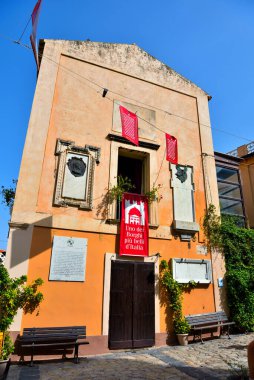 İtalyanca kırmızı pankartıyla tarihi merkezdeki antik bina: İtalya 'nın en güzel köylerinden biri 16 Eylül 2021 Tropea İtalya