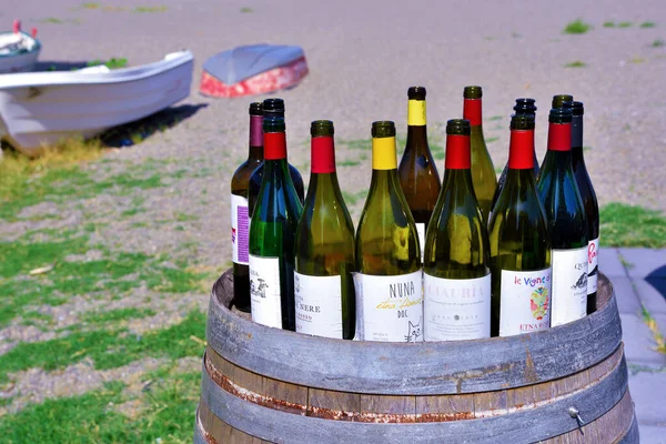 Garrafas Vazias Vinho Siciliano Barril Frente Praia Setembro 2021 Patti — Fotografia de Stock