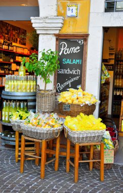 Limon ürünleri satan tarihi merkez 28 Ağustos 2021 Limone sul garda İtalya