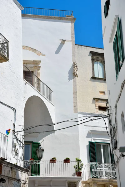 İtalya 'nın Puglia, Ostuni köyündeki tipik evler