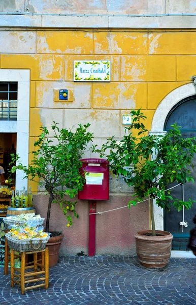 レモン製品を販売している歴史的な中心部の店28 8月2021 Limone Sul Garda Italy — ストック写真