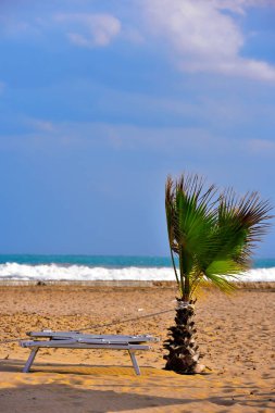 İyon kıyısındaki akıntı adası (isola delle correnti), siracuse sialy İtalya 'nın Portopalo belediyesinin topraklarında yer almaktadır.
