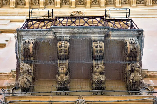 Balkon Typowymi Barokowymi Rzeźbami Modica Sycylia Włochy — Zdjęcie stockowe