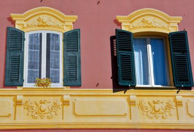 İtalya 'nın Cenova nervi bölgesinde renkli tarihi evler