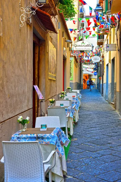 歴史的中心部の路地に屋外テーブルを持つ典型的なレストラン9月30 2018 Sorrento Italy — ストック写真