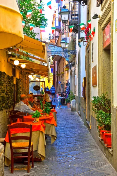 歴史的中心部の路地に屋外テーブルを持つ典型的なレストラン9月30 2018 Sorrento Italy — ストック写真