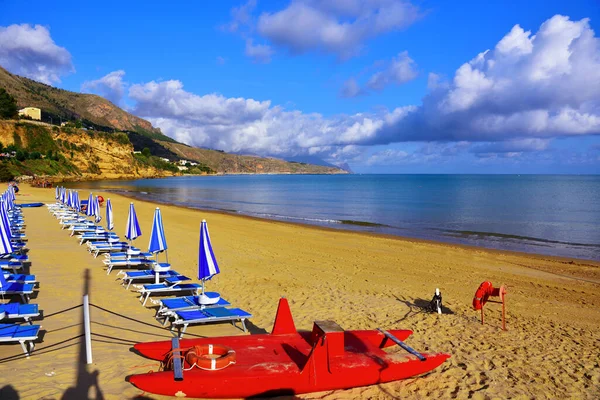 Sicilya 'da Castellammare del golfo' da uzun kumlu plaj