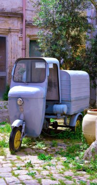 Nard İtalya 'nın tarihi merkezinde üç tekerlekli eski bir motosiklet.