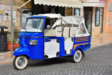 2 Mayıs 2018 'de Ostuni Puglia İtalya' da turist taşımak için üç tekerlekli motosiklet.