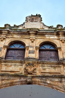 Ostuni Piskoposluk Sarayı 16. yüzyıldan kalma bir binadır, fakat 18. yüzyılda tamamen Rococo tarzında restore edilmiştir.