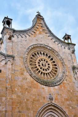 15. yüzyılda inşa edilen katedral kilisesinde Roma-Gotik tarzı Ostuni Puglia İtalya ön cephesi sergilenmektedir.