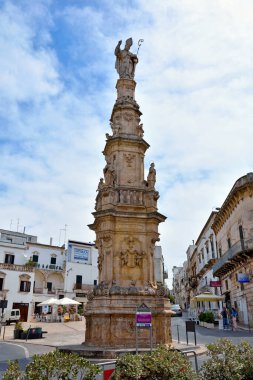 Santa Oronzo 'nun Barok Sütunları 20.75 metre yüksekliğindeki Piazza della Libert' in tarihi merkezinde - 2 Mayıs 2018 Ostuni Puglia Italy