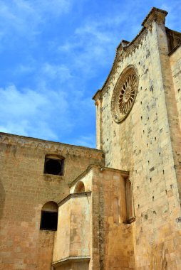 15. yüzyılda inşa edilen katedral kilisesinde Roma-Gotik tarzı Ostuni Puglia İtalya ön cephesi sergilenmektedir.