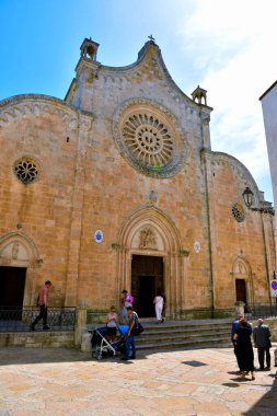 15. yüzyılda inşa edilen katedral kilisesi Roma-Gotik tarzında ön cepheyi sunar - 2 Mayıs 2018 Ostuni Puglia Italy