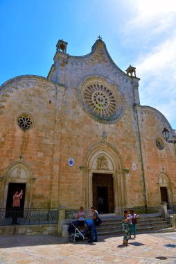 15. yüzyılda inşa edilen katedral kilisesi Roma-Gotik tarzında ön cepheyi sunar - 2 Mayıs 2018 Ostuni Puglia Italy
