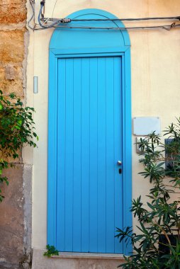 İtalya Castellammare del golfo 'nun tarihi merkezinde mavi kapı.