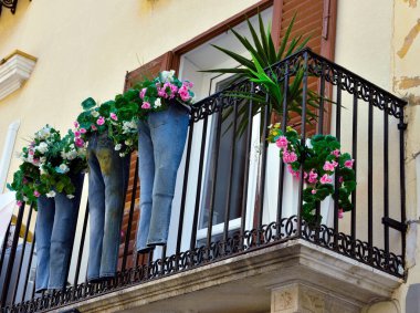 Sicilya 'da Castellammare del golfo' da çiçekli ve kotlu bir balkon.