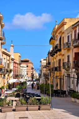 Yayalara ayrılmış tarihi merkez, birçok turist için bir durak Sep 2021 Castellamare del Golfo İtalya