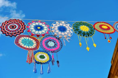 Süsleme olarak renkli dantel örgü ve tarihi Castellammare del golfo italy merkezinde sokak mobilyası