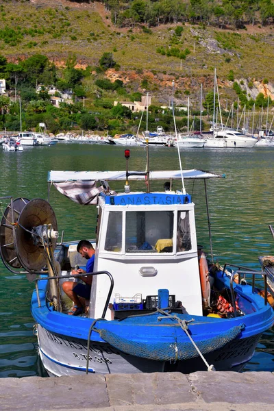 Pescador Barco Pequeño Puerto Aldea Siciliana Sep 2021 Castellamare Del — Foto de Stock