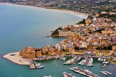Küçük liman ve Castellammare del golfo Sicilya Köyü