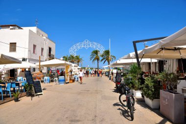 Birçok turistin uğrak yeri olan plaj yakınlarındaki restoran ve dükkanlarla dolu yaya caddesi 21 Eylül 2021 San Vito lo capo italy