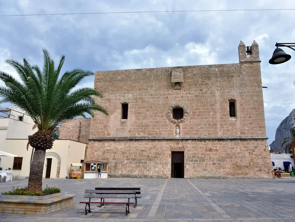 Sanktuarium Miejsce Kultu Katolickiego Znajduje Się Historycznym Centrum Sycylijskiej Wioski — Zdjęcie stockowe