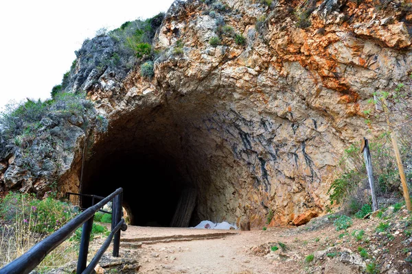 イタリアシチリア州トラパニ県スコペロからのZingaro Reserve Parkへのトンネル入口 — ストック写真