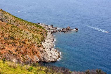 Çingaro doğal rezervindeki kıyı manzarası Sicilya 'da.