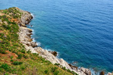Çingaro doğal rezervindeki kıyı manzarası Sicilya 'da.