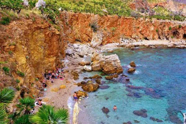 Купальщикам Туристам Природном Заповеднике Cala Berrehba Cala Della Disa Zingaro — стоковое фото