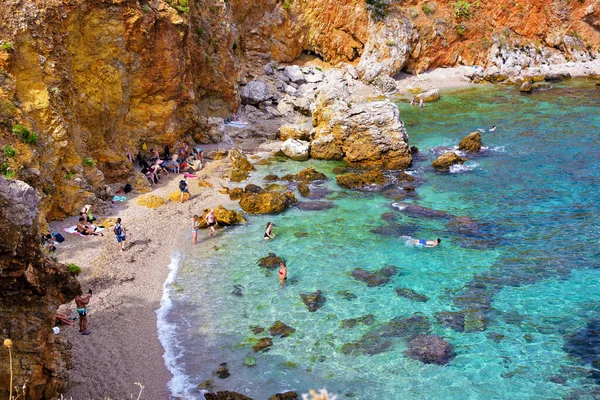 Fürdőzők Túrázók Cala Berretta Cala Della Disa Természeti Rezervátum Zingaro — Stock Fotó