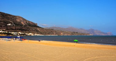 Sicilya 'da Castellammare del golfo' da uzun kumlu plaj