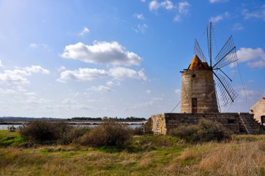 Trapani, Sicilya (İtalya) yel değirmenli tuz düzlükleri)
