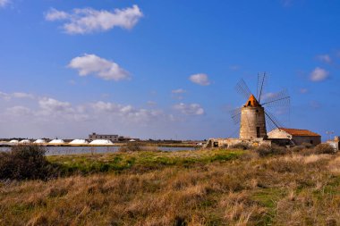 Trapani, Sicilya (İtalya) yel değirmenli tuz düzlükleri)