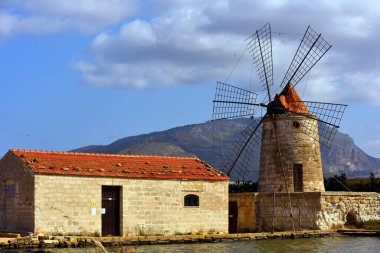Trapani, Sicilya (İtalya) yel değirmenli tuz düzlükleri)