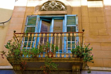 Trapani Sicilya 'nın eski bir kasabasında balkon.
