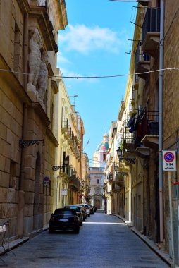 Sicilya 'daki eski Trapani kasabasında eski evler